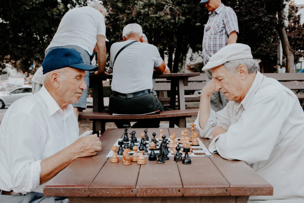 foto senyors jugant als escacs